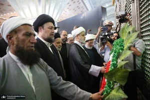 ادای احترام مهمانان خارجی کنفرانس وحدت اسلامی به مقام شامخ حضرت امام خمینی (س)