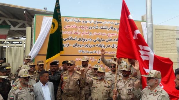 اهتزاز پرچم امام حسین (ع) و امام رضا (ع) در مرزهای مهران و زرباطیه