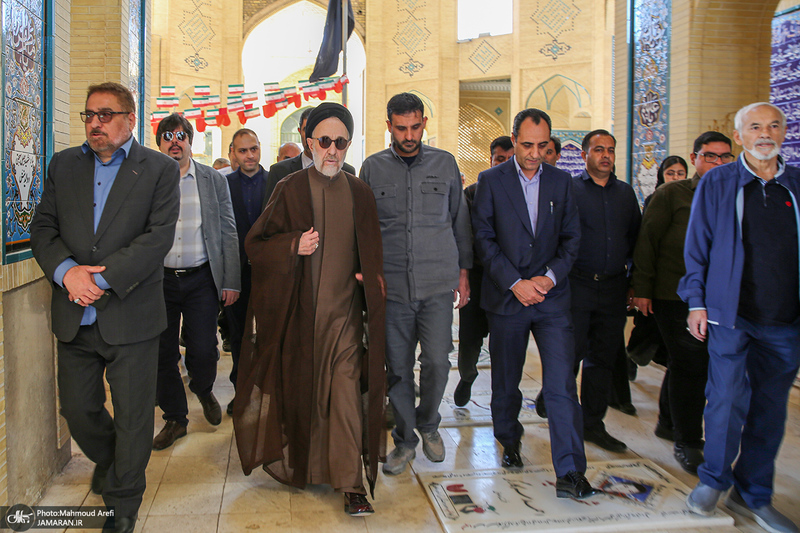 حضور سید محمد خاتمی بر مزار آیت الله سید روح الله خاتمی (ره)