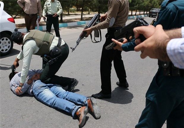 شرور خیابانی مسلح در اهواز دستگیر شد