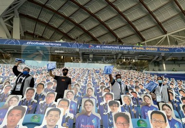 تدابیر ویژه برای تماشاگران فینال لیگ قهرمانان آسیا/تقسیم بندی ۵۰۰ تی‌شرت قرمز و آبی میان هواداران+ تصاویر