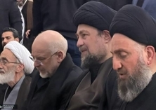 لحظات من حضور آیة الله السید حسن الخمینی فی مراسم تشییع ودفن الجثمان الطاهر للقائد الشهید للثورة، وشهداء أفراد عائلته، فی مرقد الإمام الرضا (علیه السلام )
