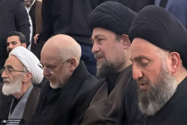 لحظات من حضور آیة الله السید حسن الخمینی فی مراسم تشییع ودفن الجثمان الطاهر للقائد الشهید للثورة، وشهداء أفراد عائلته، فی مرقد الإمام الرضا (علیه السلام )
