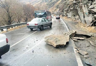 مصدومیت یک نفر بر اثر ریزش سنگ روی خودرو