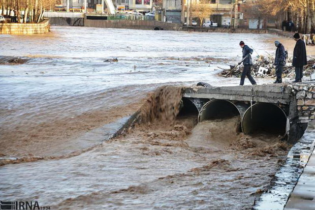 ساکنان حاشیه رودخانه شادچای بهارستان مراقب باشند