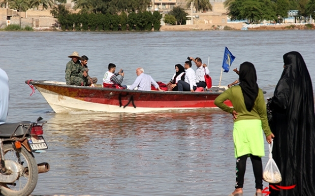 سپاه بوشهر روزانه 9هزار دست غذا و قرص نان بین سیل زدگان  توزیع می کند