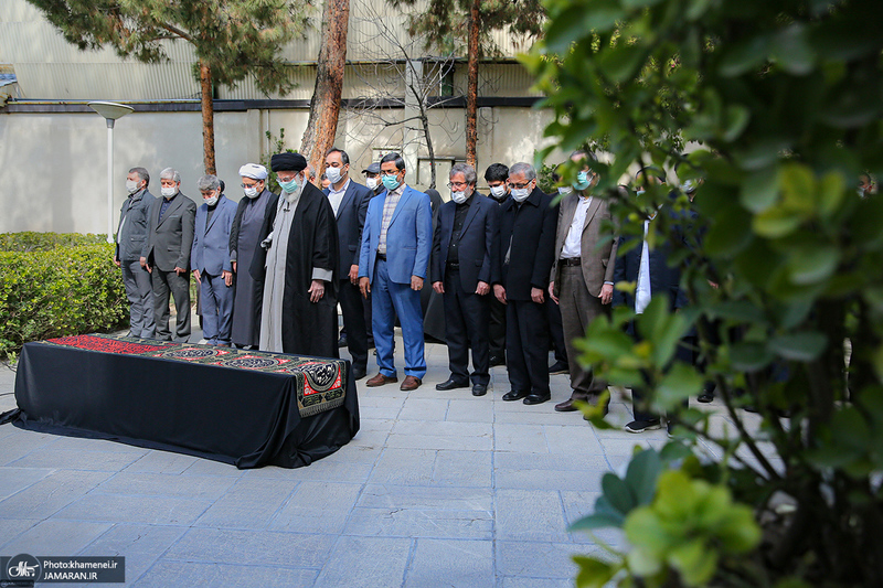 اقامه نماز رهبر انقلاب بر پیکر همسر شهید آیت‌الله مطهری