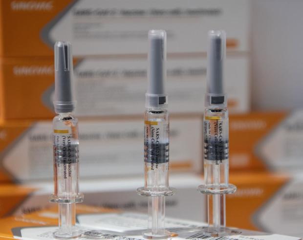 تعلیق روند آزمایش واکسن ضد کرونا به دلیل اثر بد