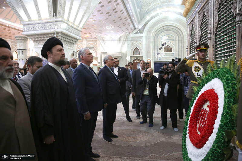 ادای احترام رییس جمهور کوبا، همسرش و هیأت همراه  به مقام شامخ رهبر کبیر انقلاب اسلامی