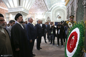 ادای احترام رییس جمهور کوبا، همسرش و هیأت همراه  به مقام شامخ رهبر کبیر انقلاب اسلامی