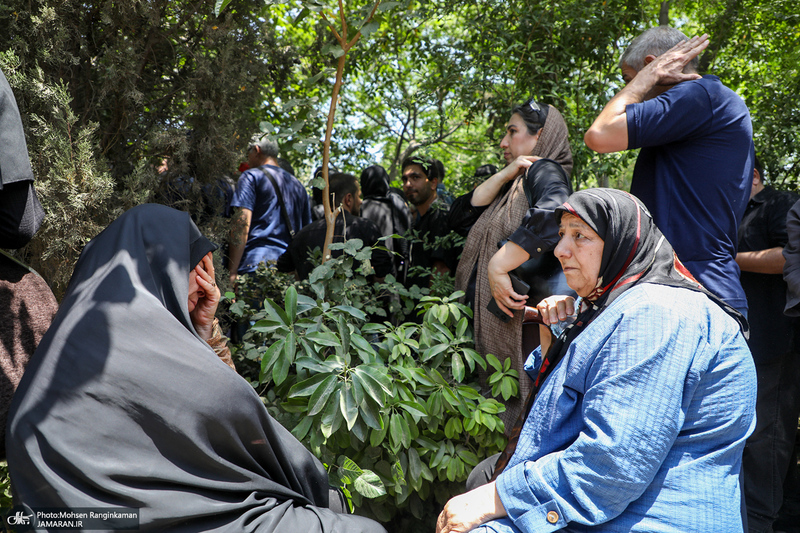 مراسم خاکسپاری مرحوم اکبر عبدی در قطعه هنرمندان
