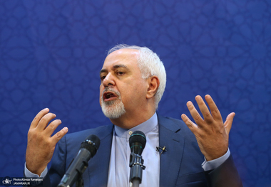 ظریف: هزاران سال است که ایرانیان متحد در برابر متجاوزان متکبر ایستاده‌اند، حتی با تفنگ‌های شخصی