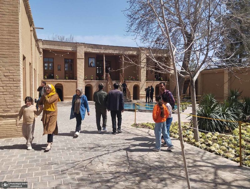 ازدید خانوادگی گردشگران نوروزی از بیت تاریخی حضرت امام در خمین