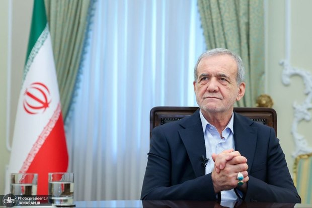 پزشکیان در گفتگو با شبکه تلویزیون دولتی جمهوری آذربایجان: با تمام وجود به برادران و خواهران‌مان در جمهوری آذربایجان عشق می‌ورزیم/ ایران را سرزمین دوم آذری‌ها می‌دانیم/ نباید اجازه دهیم دعواهای کودکانه و رفتارهای نسجنیده یک عده موجب اختلاف شود