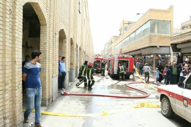 یک واحد تجاری در بازار رضا (ع) مشهد دچار آتش سوزی شد