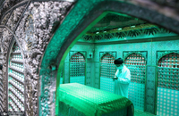 غبارروبی مضجع مطهر رضوی در سفر رهبر معظم انقلاب به مشهد