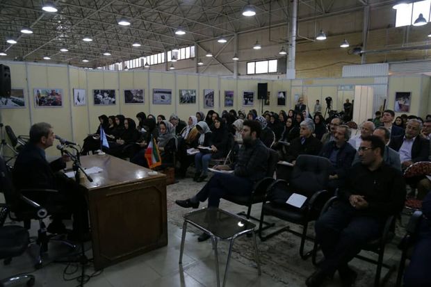 نشست &quot;سوژه‌یابی برای داستان‌نویسی و نمایشنامه‌نویسی&quot; در نمایشگاه کتاب تبریز برگزار شد