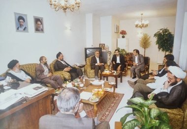 عکسی 30 ساله از جلسه‌ای با حضور مرحوم محمود دعایی، آیت‌الله موسوی خوئینی‌ها و حسین شریعتمداری و غلامحسین کرباسچی از دورانی که ایران فقط ۸ روزنامه سراسری داشت