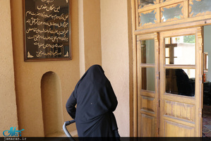 عطرافشانی و غبارروبی بیت تاریخی حضرت امام در خمین