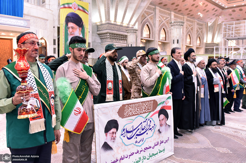 عطرافشانی حرم امام خمینی(س) توسط بسیجیان کاشانی