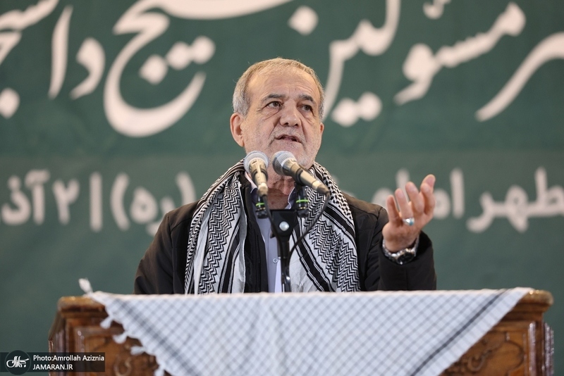 گردهمایی مسئولین بسیج دانشجویی و طلاب بسیجی در حرم امام با سخنرانی رئیس‌جمهور پزشکیان (63)