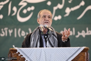 گردهمایی مسئولین بسیج دانشجویی و طلاب بسیجی در حرم امام با سخنرانی رئیس‌جمهور پزشکیان (63)