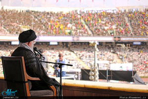 حضور و سخنرانی رهبر معظم انقلاب در همایش ده‌ها هزارنفری «خدمت بسیجیان» در ورزشگاه آزادی