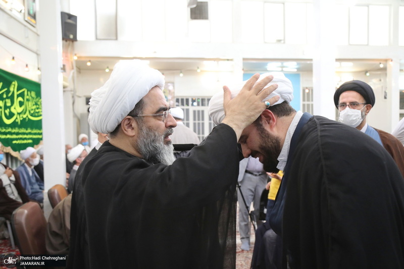مراسم عمامه گذاری طلاب توسط آیت‌الله العظمی نوری همدانی و آیت الله فاضل لنکرانی در روز عید غدیر
