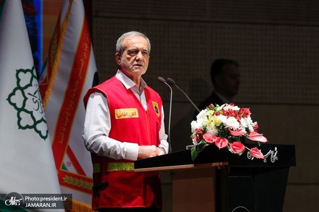 پزشکیان لباس آتش‌نشانی پوشید + عکس ها