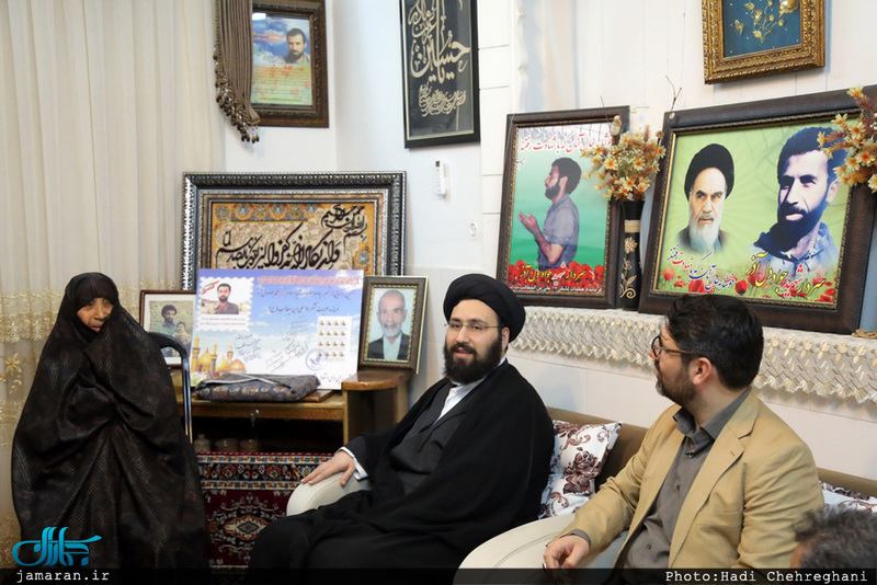 دیدار سید علی خمینی با خانواده شهیدان مهدی زین الدین و محمد جواد دل آذر