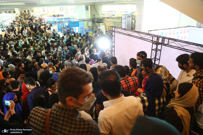 غرفه موسسه چاپ و نشر عروج در سی‌ و سومین نمایشگاه بین‌المللی کتاب تهران - 2