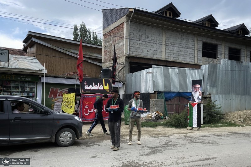 توزیع آب و شربت نذری برای حمایت از مردم غزه در کشمیر