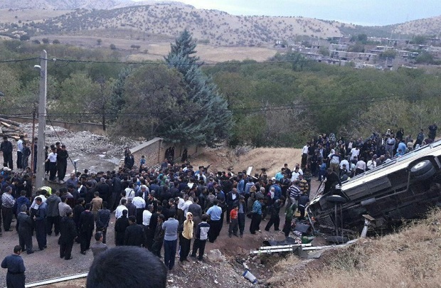 واژگونی مینی بوس در جاده روانسر سه کشته داشت