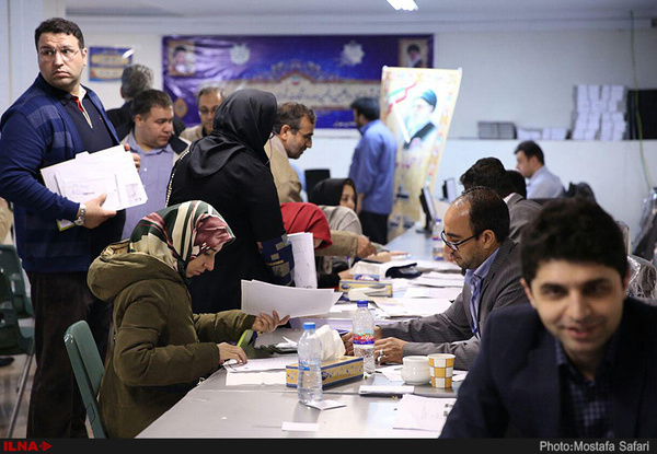 از حضور ورزشکاران و هنرمندان و نام‌نویسی اعضای یک خانواده تا درگیری میان داوطلبان و اخلال در سیستم ثبت‌نام