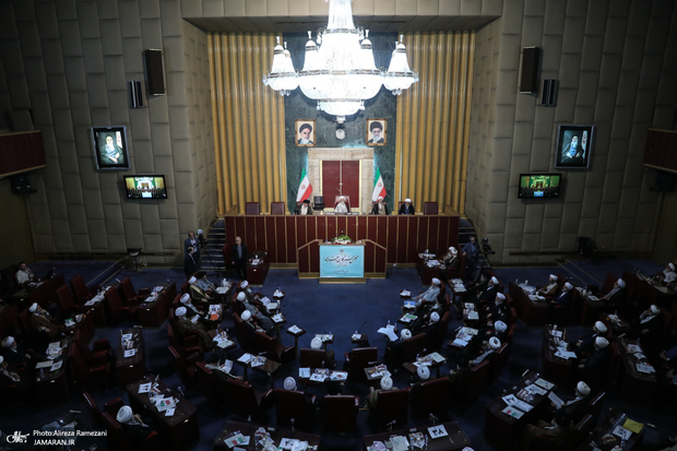 چه کسانی می‌توانند متقاضی داوطلبی انتخابات میان‌دوره‌ای مجلس خبرگان رهبری شوند؟