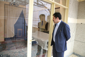 بازدید عبدالکریم حسین‌زاده، معاون امور توسعه روستایی و مناطق محروم کشور  از بیت امام خمینی (س) در جماران