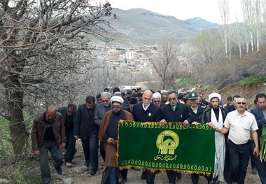 بازدید خادمان آستان قدس رضوی از منطقه سیل زده روستای «چنار» عجب‌شیر+تصاویر