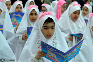 جشن عبادت و تکلیف فرزندان کارکنان معاونت پشتیبانی سپاه در حرم امام خمینی (س)