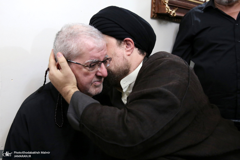 7T3A0436یادگار امام(ره) در ایام محرم و عزاداری امام حسین(ع) با حضور در منزل حجت‌الله کسری، ضمن عیادت از این مداح پیشکسوت، از وضعیت جسمانی وی اطلاع یافت.  حاج حجت‌الله کسری چند سالی است که در بستر بیماری به سر می‌برد.