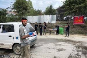 توزیع آب و شربت نذری برای حمایت از مردم غزه در کشمیر