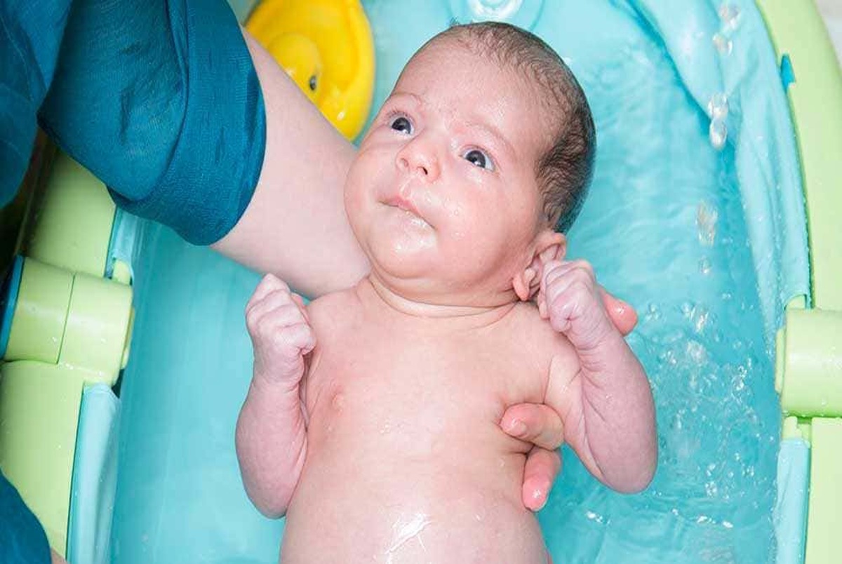 روش حمام کردن نوزاد پس از تولد