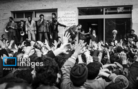 دیدار مردم با امام در مدرسه علوی (5)