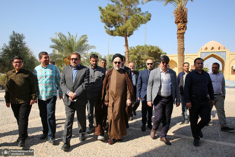 حضور سید محمد خاتمی بر مزار آیت الله سید روح الله خاتمی (ره)