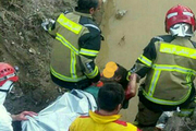 نجات فرد گرفتار در داخل کانال فاضلاب شهری در قزوین