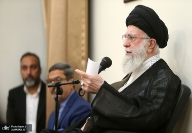 رهبر معظم انقلاب: مدافعان حرم، خطر ناامنی را از منطقه و کشور دور کردند/ حضور مدافعان حرم نشان داد انقلاب اسلامی قدرت بازآفرینی و استمرار شور و حماسه‌ اوّل انقلاب را دارد/ داعشی‌ها در زمینه‌های مالی، فنی و تبلیغاتی از سوی غربی‌ها حمایت می‌شدند