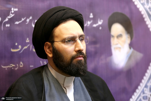 سید علی خمینی: مکعب صندوق رأی مقدس است! هیچ گروهی از تحریم انتخابات سود نبرده، بلکه ضرر محض کرده اند/ مشکل کشور ما بودجه فرهنگی نیست، ما ایده ی فرهنگی نداریم!