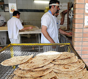 برخورد با نانوایی هایی که خارج از ساعت کاری تعیین شده در رمضان فعالیت می کنند