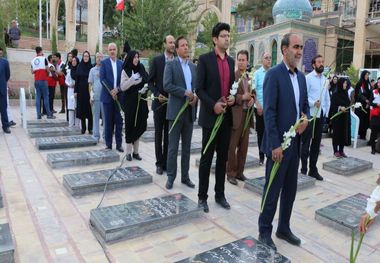 قبور شهدای کرمان گلباران شد