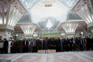 اقامه نمازسید حسن خمینی  بر پیکر شهید حیدری در حرم مطهر امام خمینی (س)