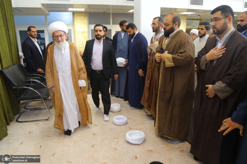 مراسم عمامه گذاری طلاب روز ولادت پیامبر اکرم (ص) و امام جعفر صادق (ع) در بیوت مراجع